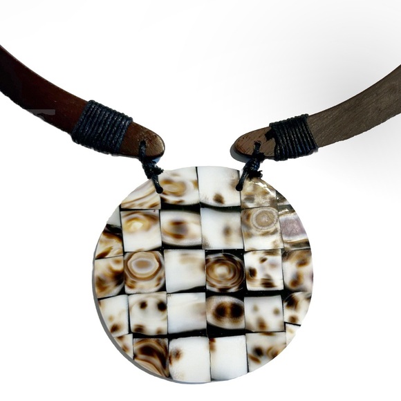 Hawaii Handmade Checkered Shiny Shell Round Pendant Necklace Wood Chain Brown - Picture 2 of 12